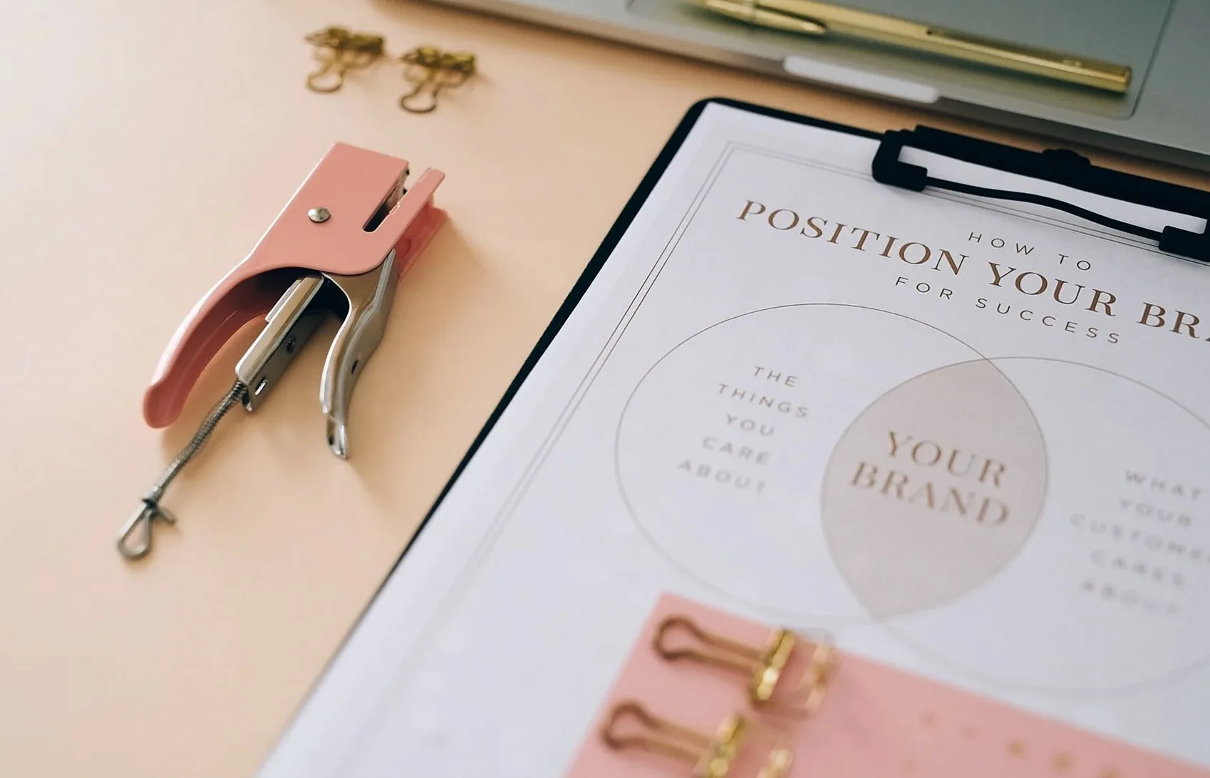 ブランドの位置づけを示すベン図の資料とクリップボード